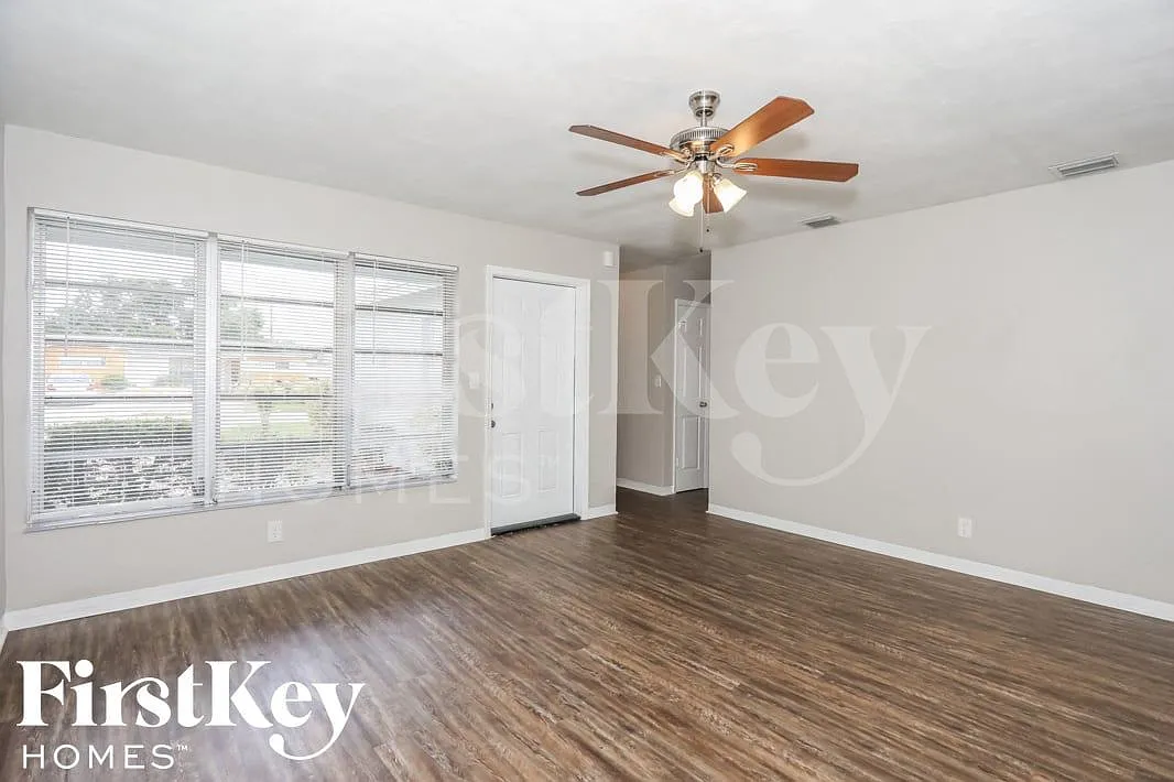 3 bed, 2.0 bath, 1189 sqft, $2,930 — Photo 2