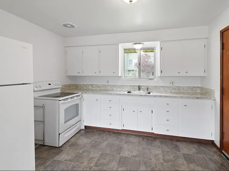1380 SW Swantown Ave #L2 — Photo 2