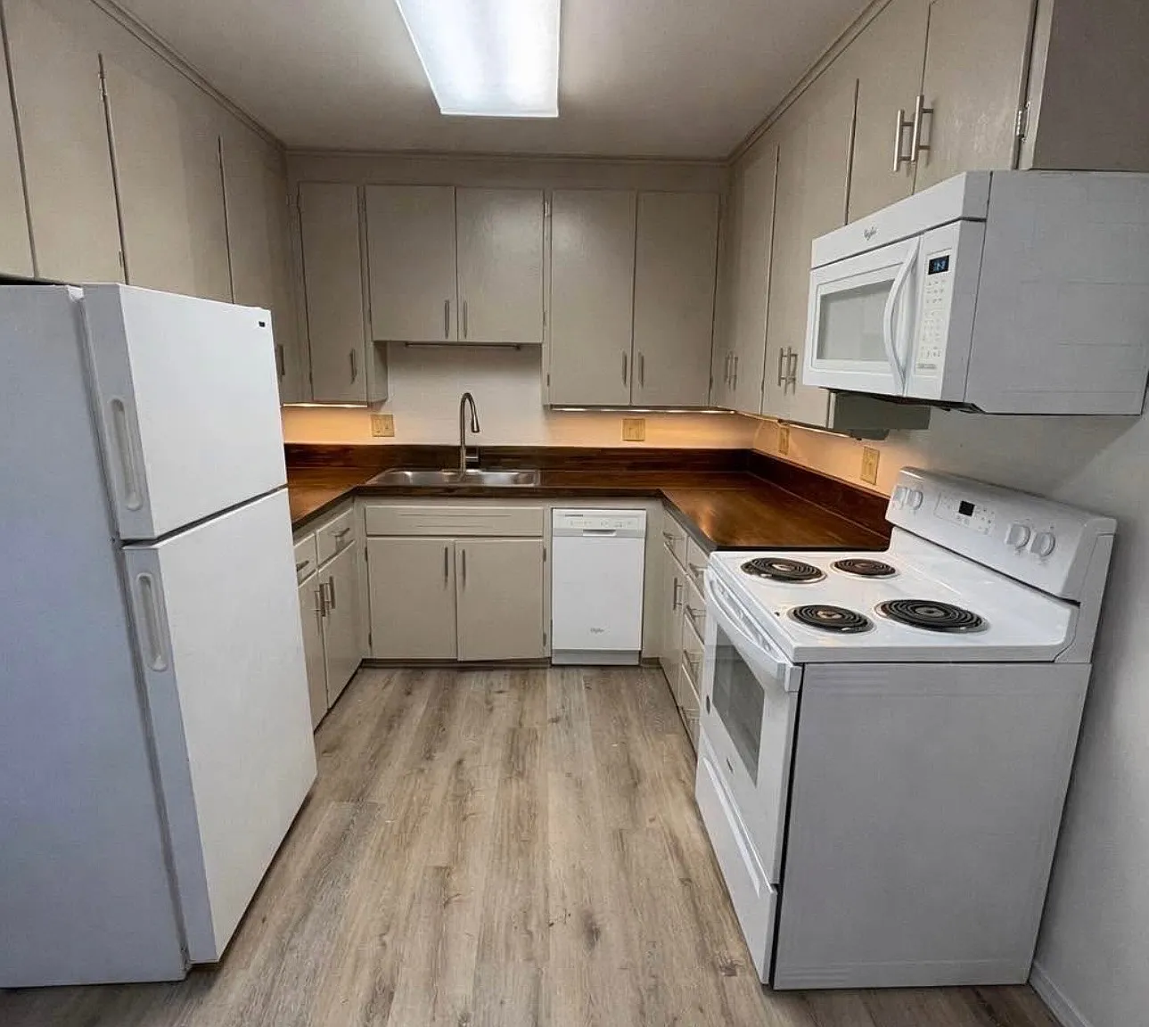 2 bed, 1000 sqft, $1,435 — Photo 2