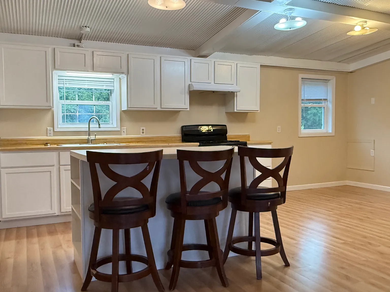 Country Home- 1 Bed + Large Office | $1,100/mo — Photo 2