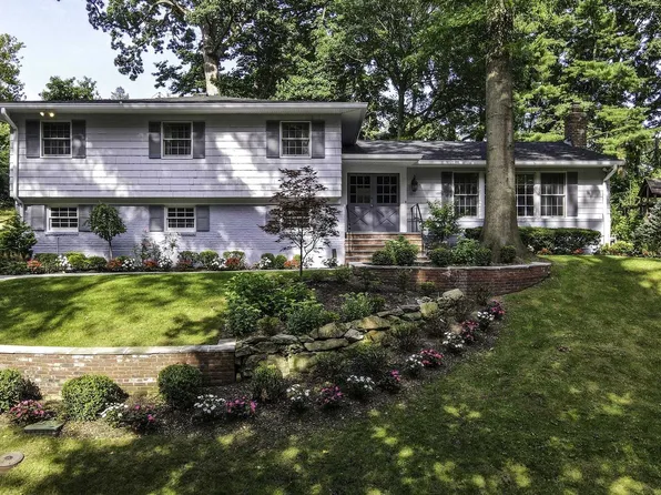 19 The Tulips, Roslyn Estates, NY 11576
