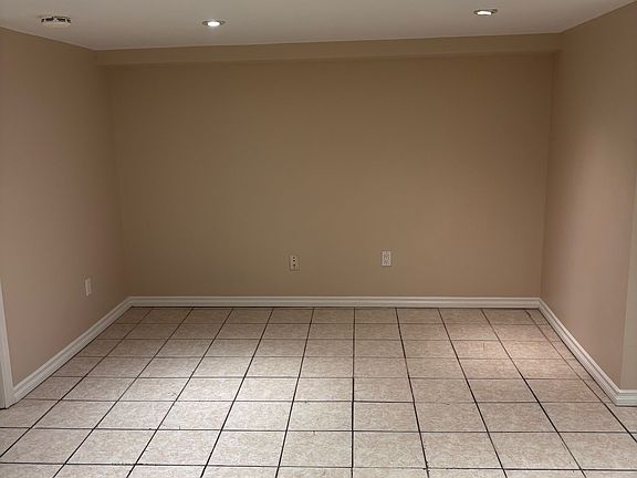 4th image of 970 Avenue Rd #3
