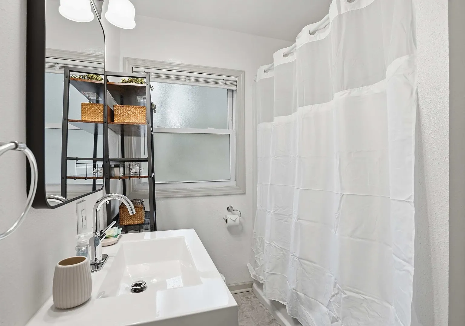 Madison Gem! 2BR Family Home with Washer&Dryer, AC, Parking — Photo 3