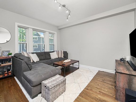 4th image of 2918 W Berteau Ave #1