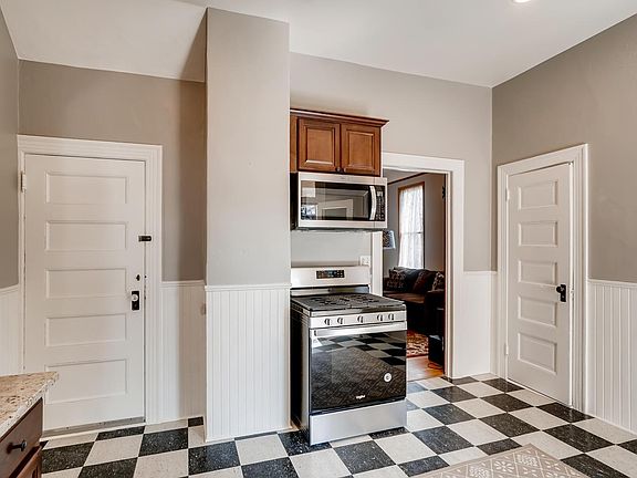 Large Kitchen - Gas stove and oven