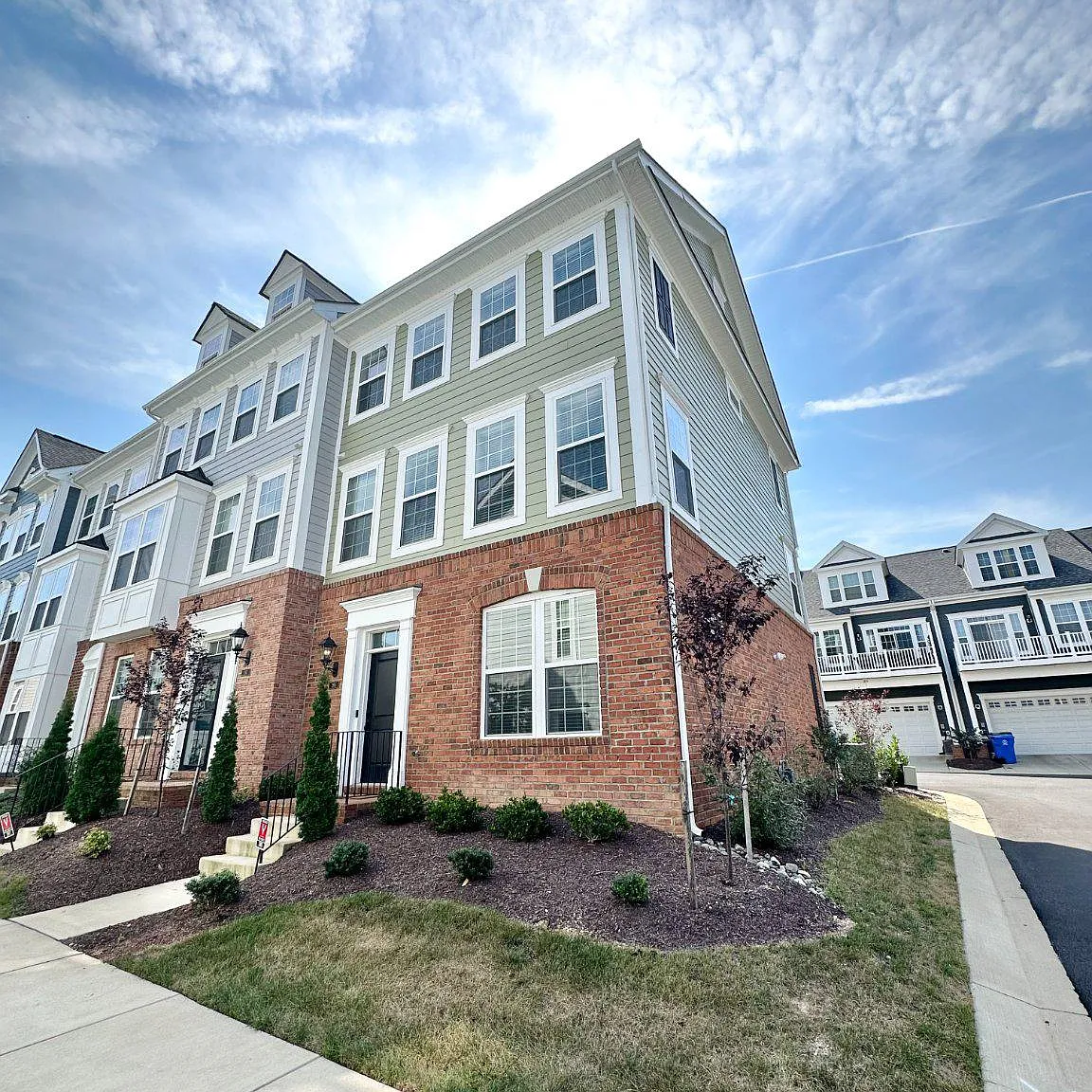 3 bed, 4.0 bath, 2024 sqft, $3,200 — Photo 1