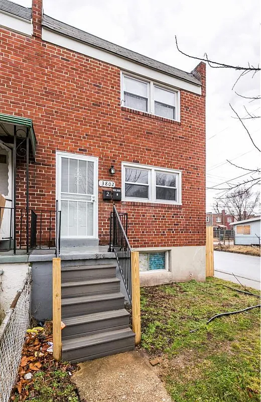 2 bed, 1.0 bath, 744 sqft, $1,200 — Photo 1