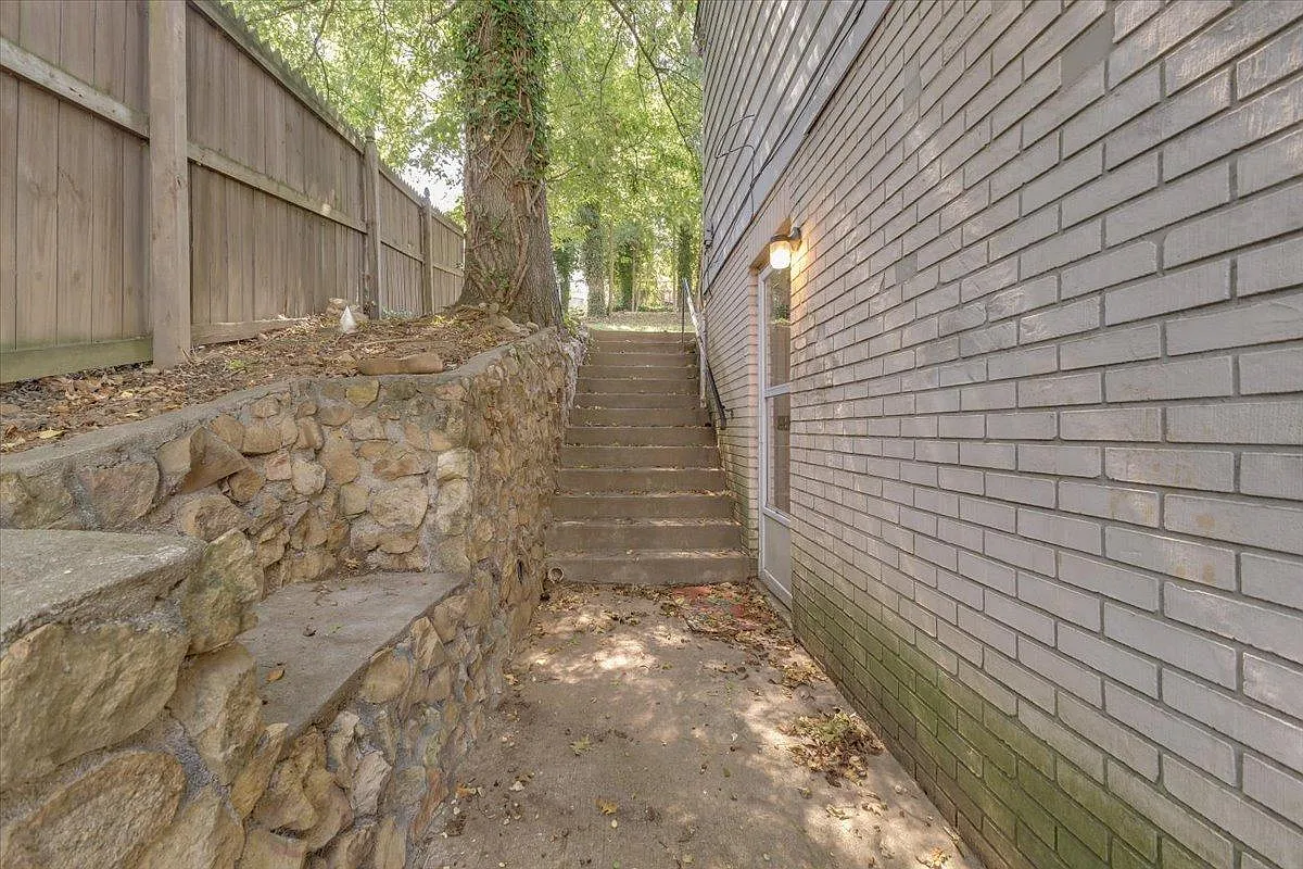 1236 Laurel St SE - 1236 Laurel St — Photo 2