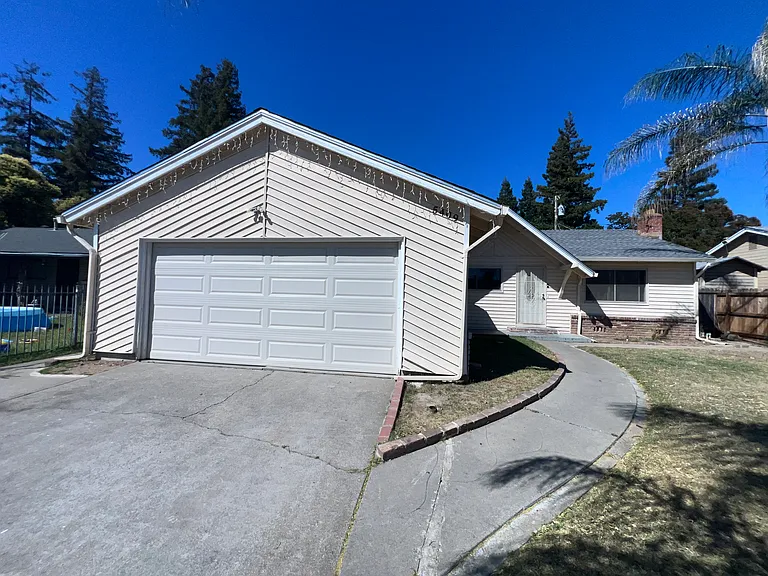 5409 48th Ave — Photo 2