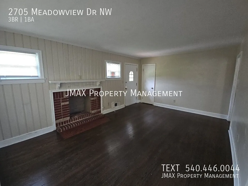 Bright & Spacious Home with Large Yard — Photo 2