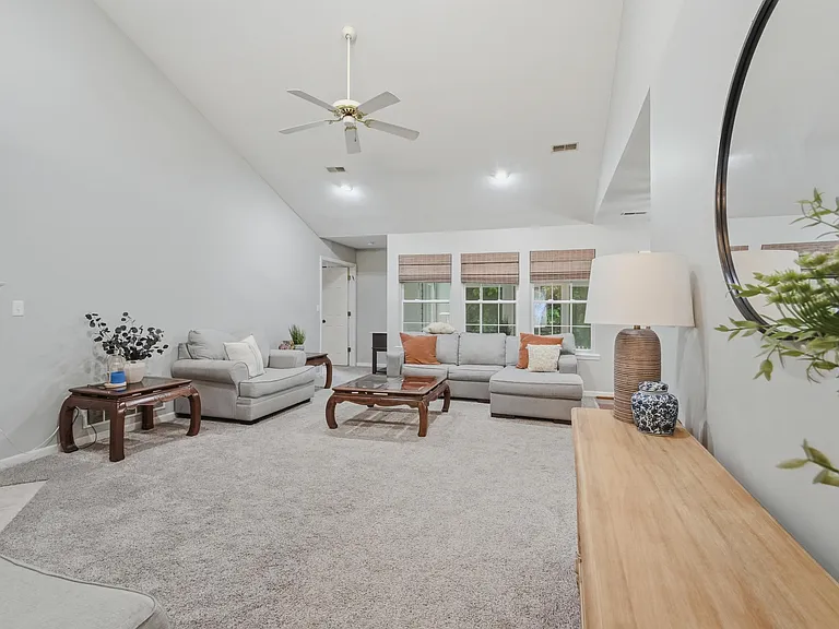 209 Norwich Dr — Photo 4