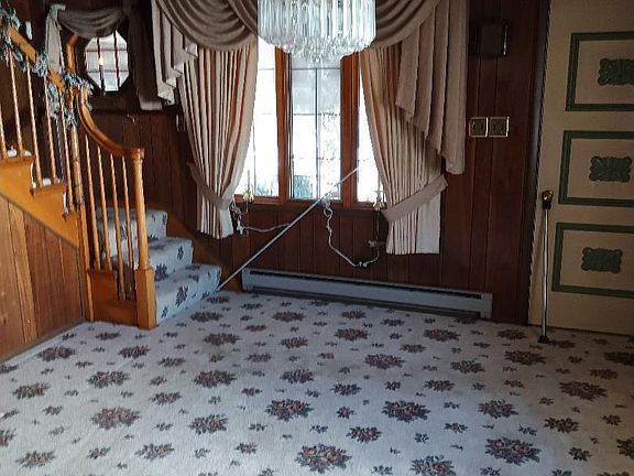 5th image of 712 Railroad St