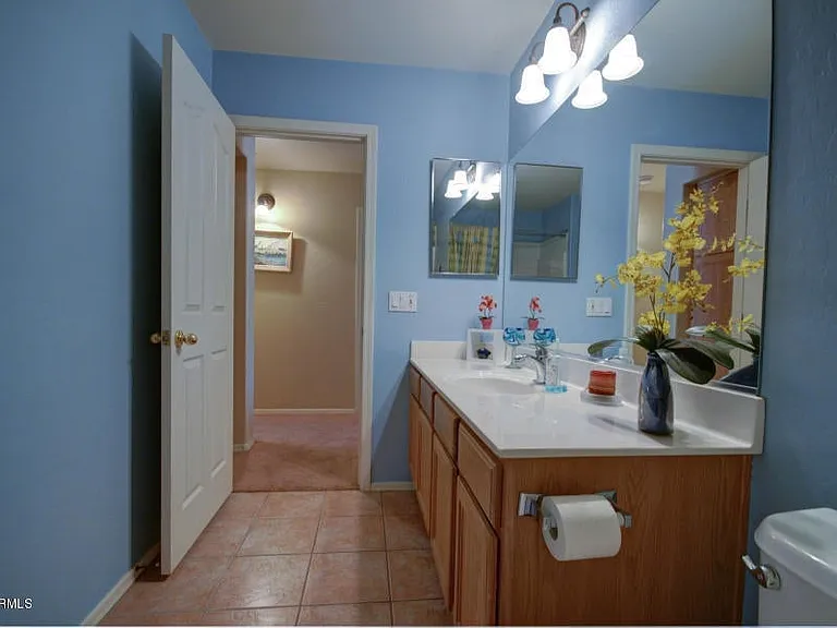 46149 W Guilder Ave — Photo 1