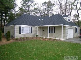 18 Slate Ln, Islandia, NY 11749