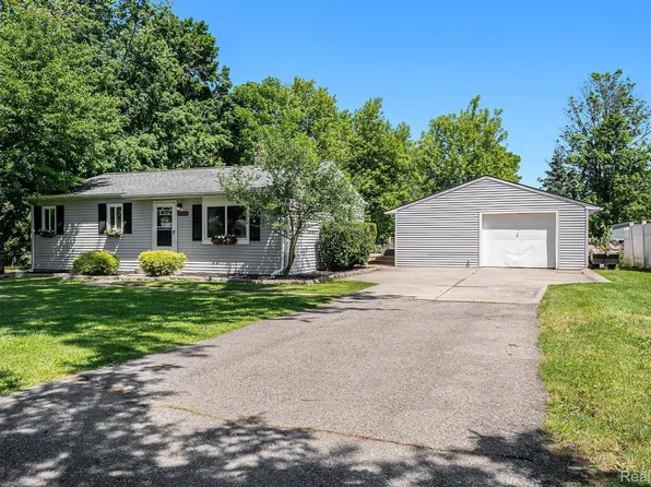 2360 Belle Glade Ct, Fenton, MI 48430