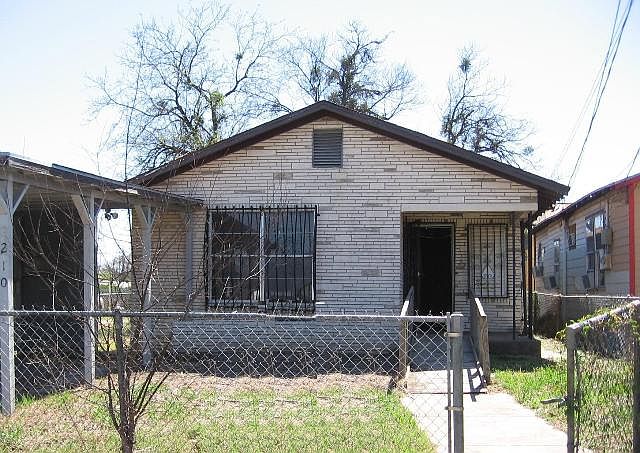 1st image of 2210 W Laurel