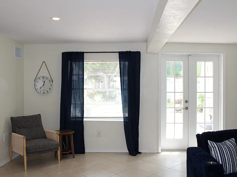 E Riverside Dr — Photo 36