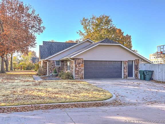 3rd image of 1509 N Florence Pl