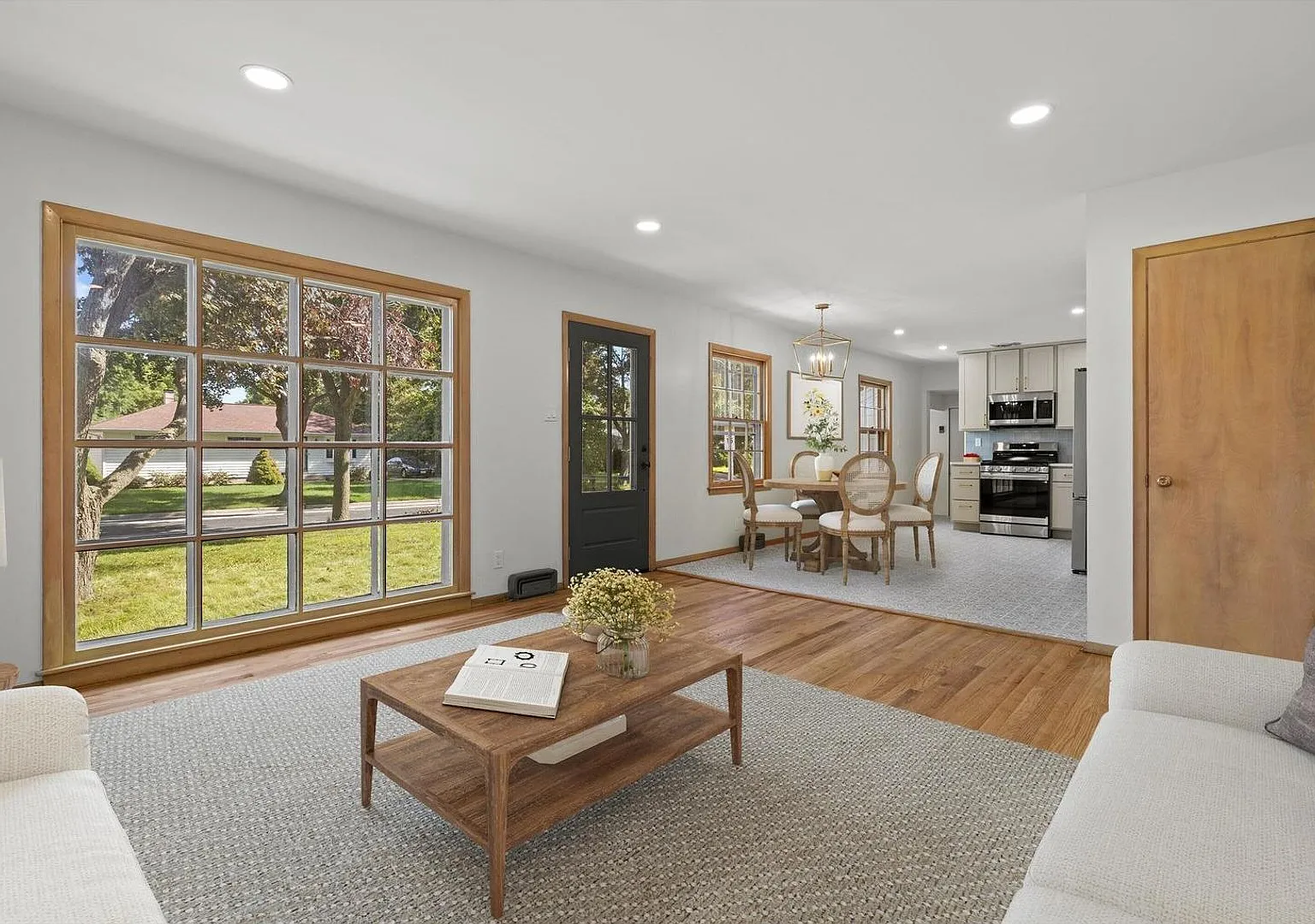 Beautifully Renovated 3-Bedroom Ranch Milwaukee/Greenfield Border — Photo 4
