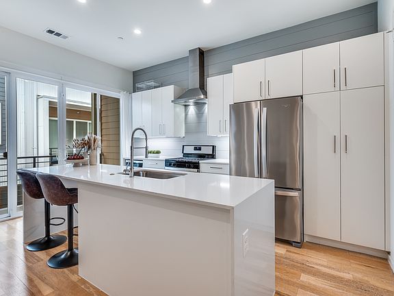 5th image of 3812 San Jacinto St #207