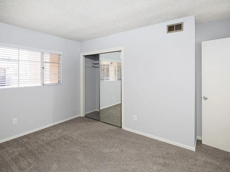 Emerald Manor Apartments — Photo 7