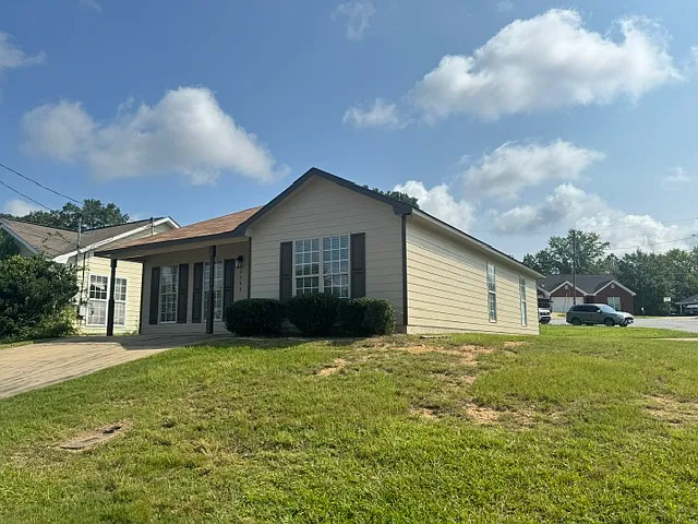 2208 Summerwind Dr — Photo 2