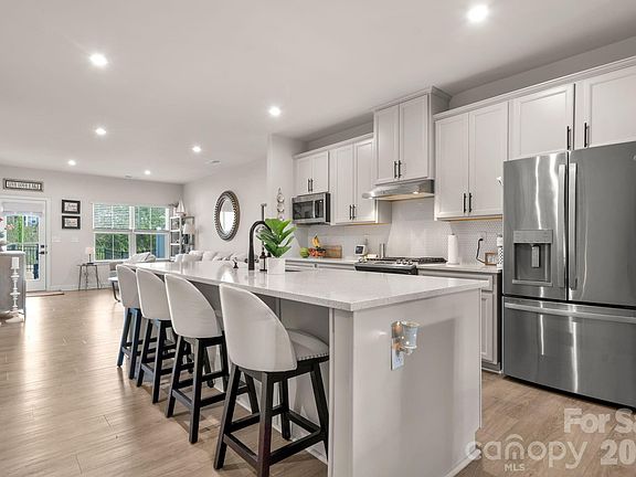 3rd image of 910 Prince Garrett Way