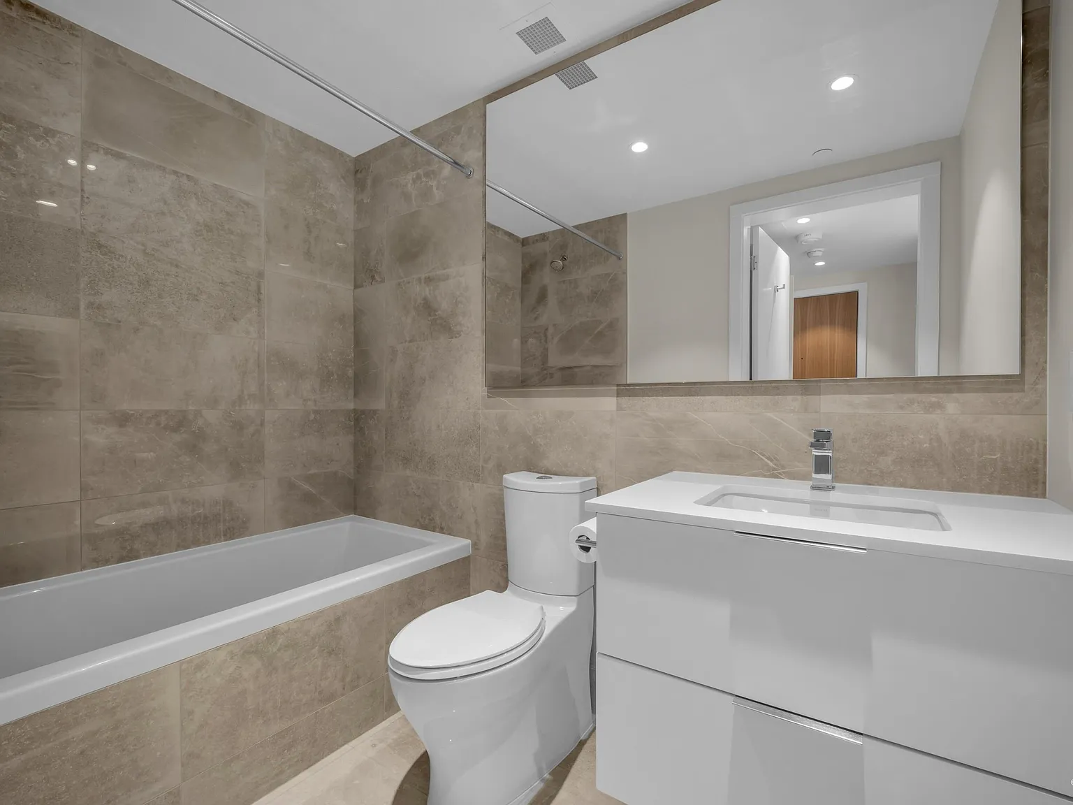2 bed, 808 sqft, $3,800 — Photo 4