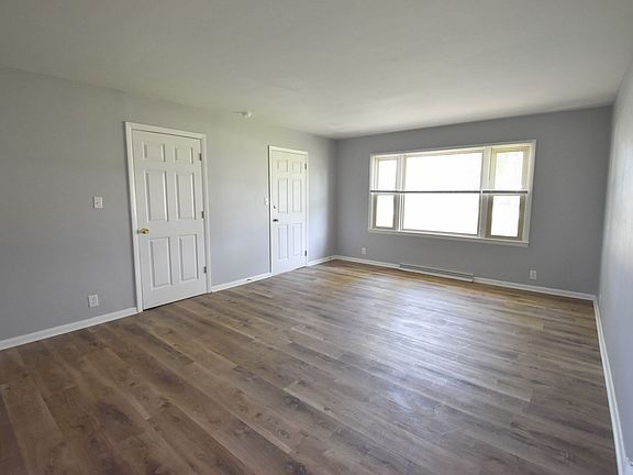 3rd image of 480 N Main St