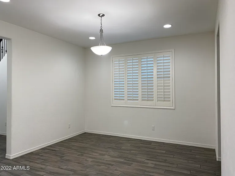 2119 W Betty Elyse Ln — Photo 3