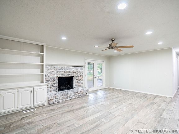 4th image of 25923 E Cottonwood St