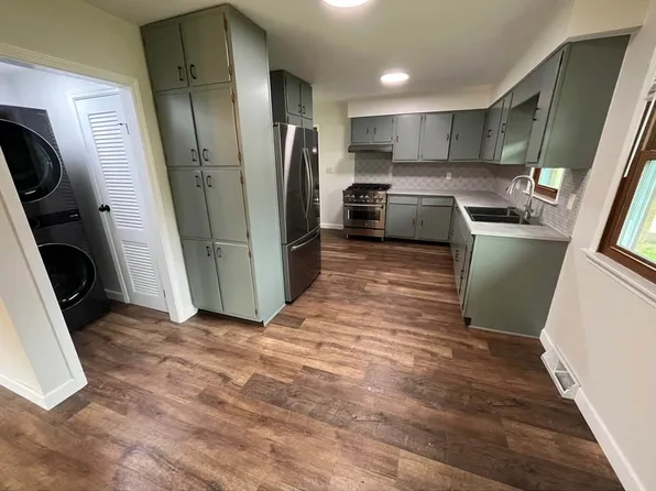 410 N 5th St, Riverton, IL 62561