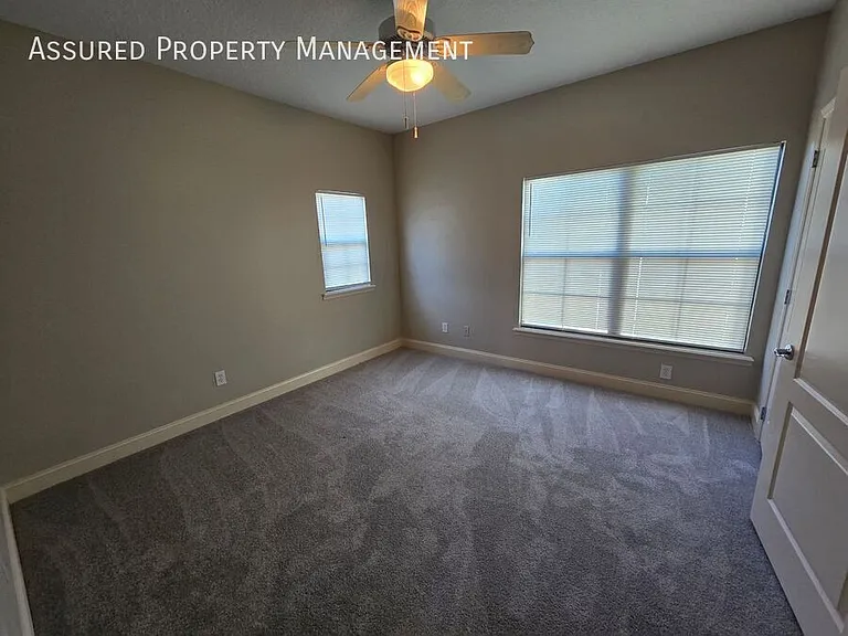 112 E Esther St — Photo 16