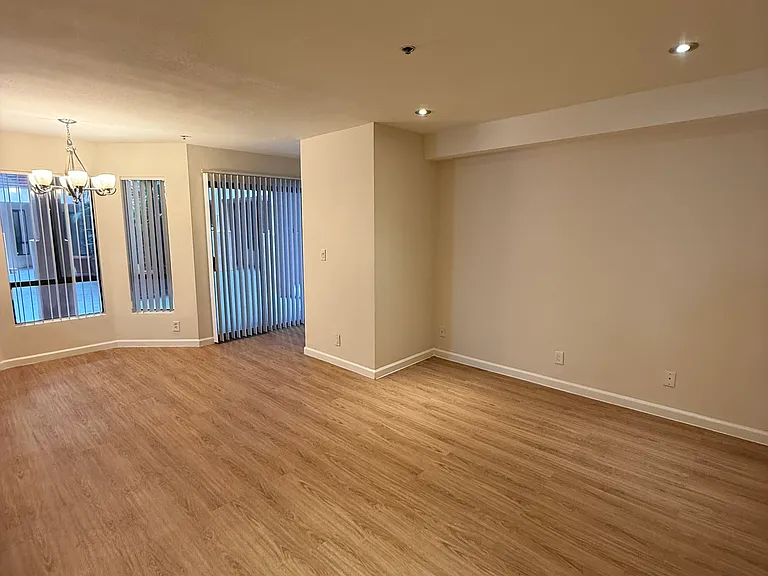 Burton Way Apartments — Photo 26