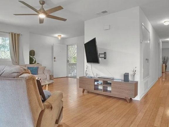 5th image of 4276 Buena St #172