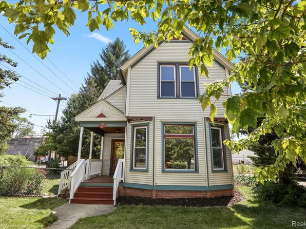 1105 Oak St, Wyandotte, MI 48192