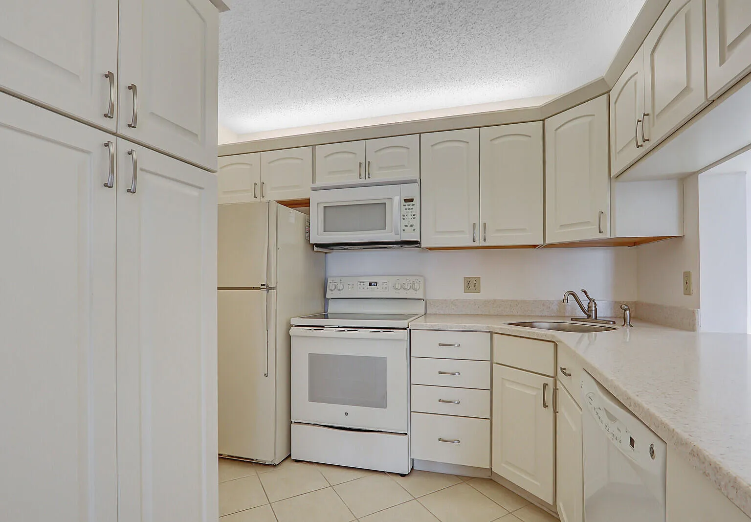 2 bed, 1090 sqft, $3,200 — Photo 3