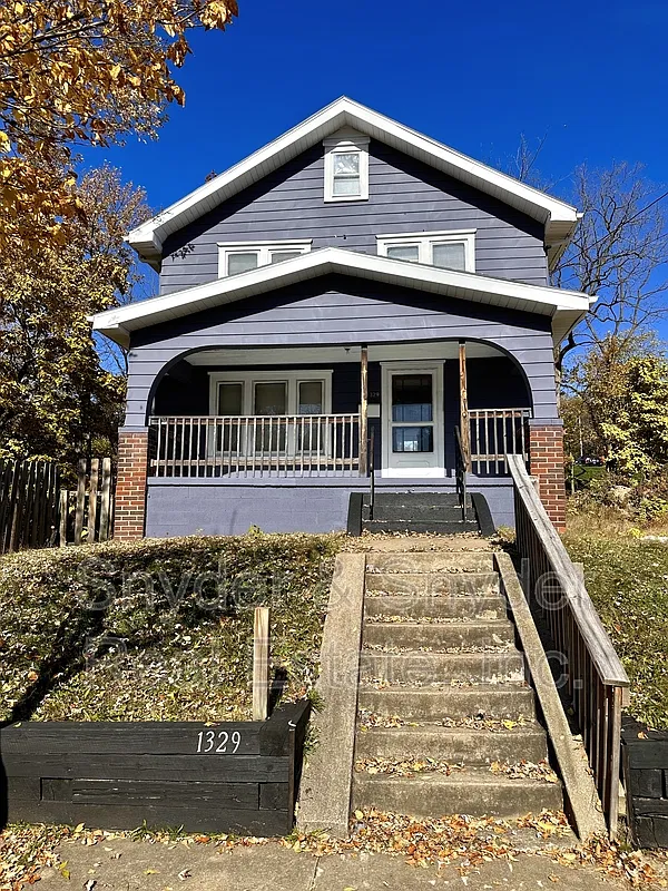 3 bed, 1.0 bath, 1248 sqft, $1,100 — Photo 2