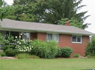 894 Outer Dr, Fenton, MI 48430