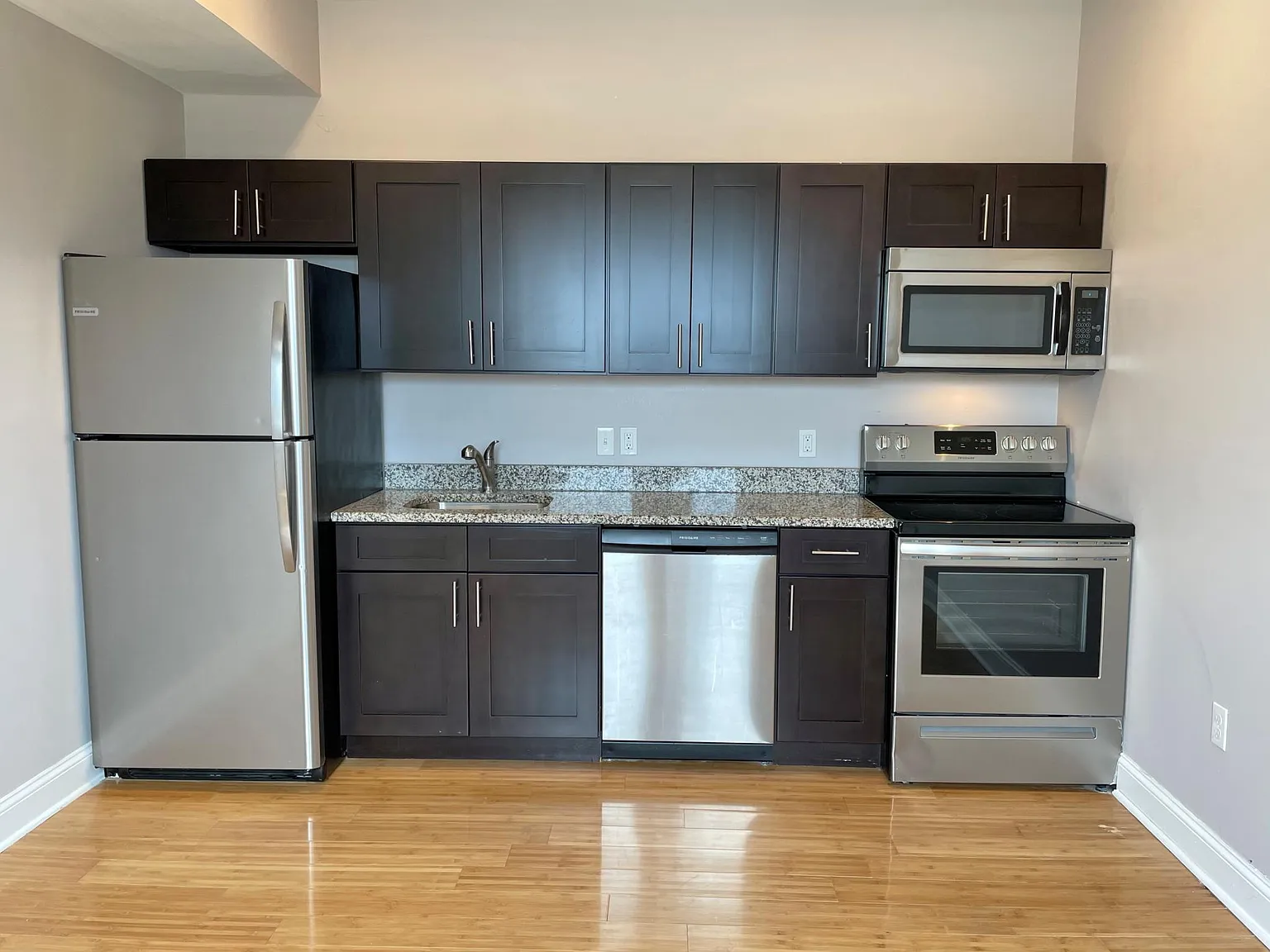 2 bed, 850 sqft, $1,699 — Photo 2