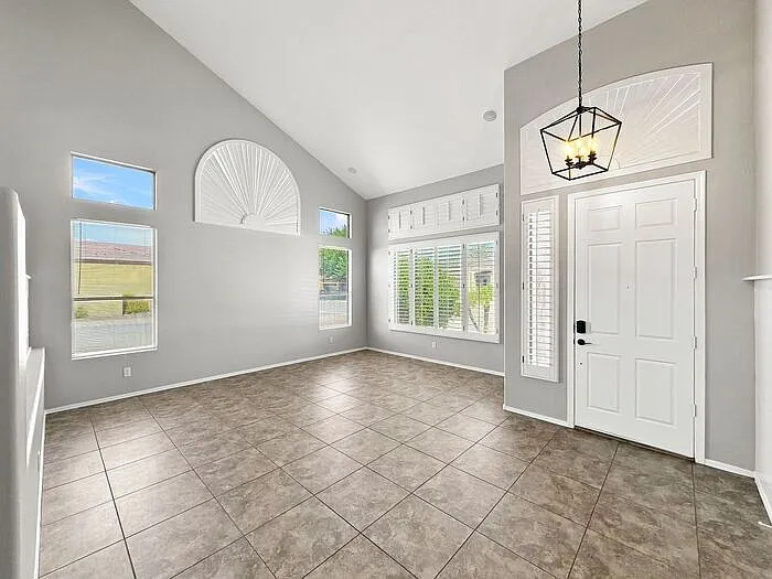 2181 E Westchester Dr — Photo 4