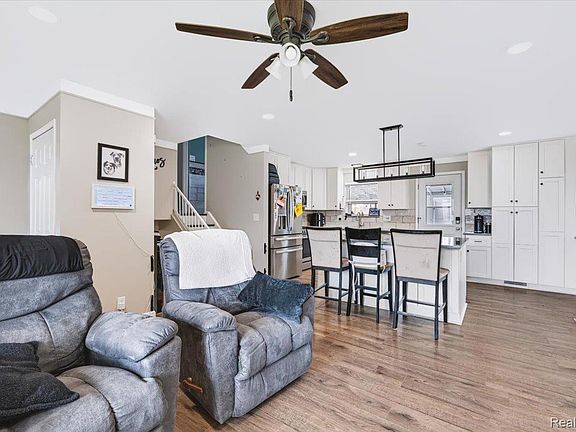 3rd image of 31215 Nelson Dr