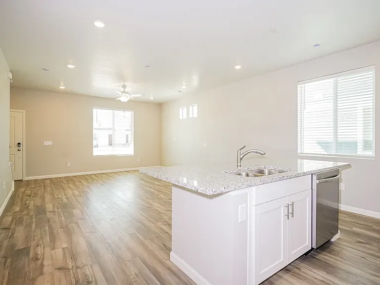 33 N Riverside Dr — Photo 10