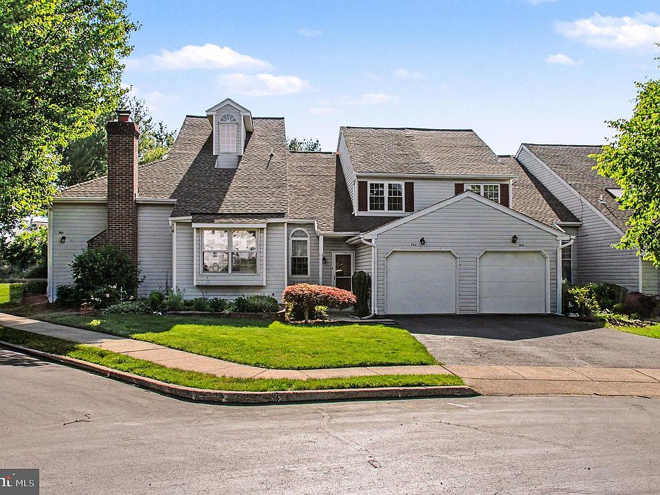 1st image of 302 Somerset Ct
