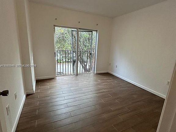 4th image of 948 SW 6th Ct #948