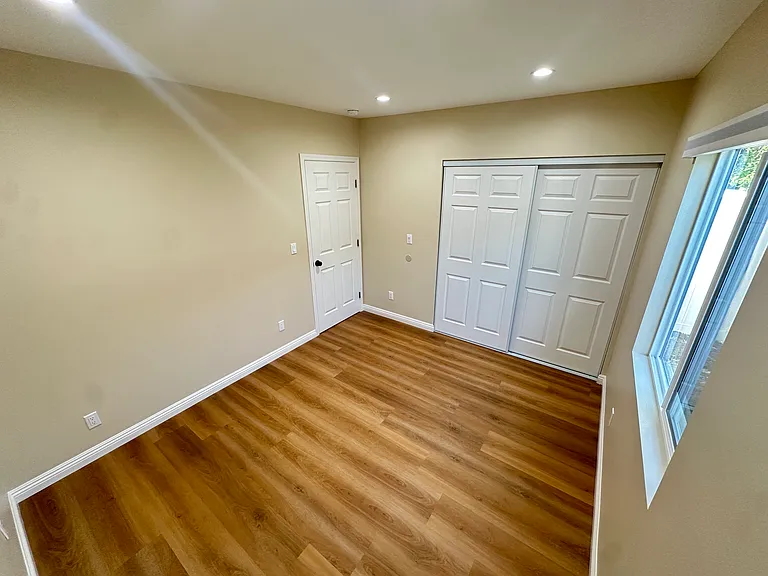 10644 1/2 Pinewood Ave — Photo 9