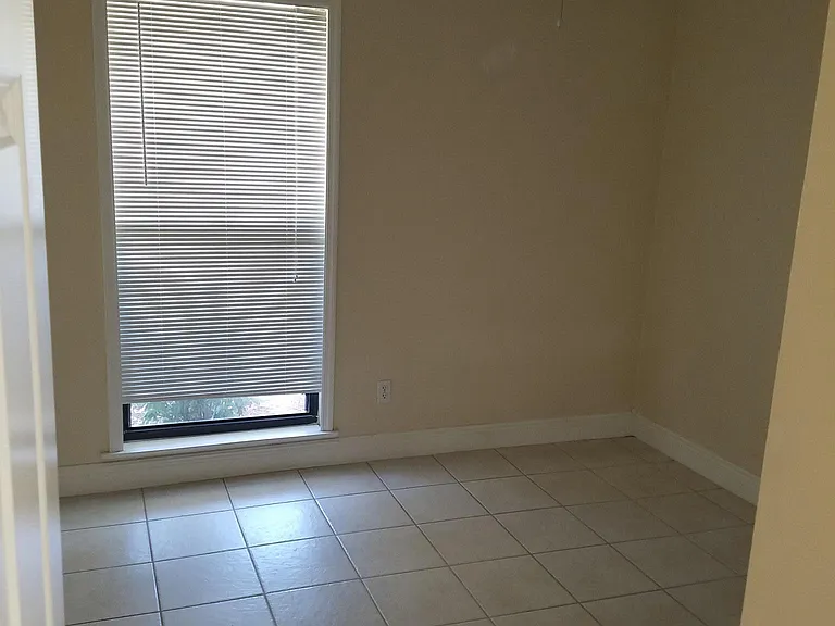 118 SW 19th Ter — Photo 10