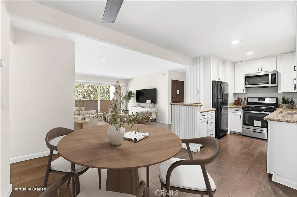 2 bed, 914 sqft, $2,950 — Photo 3