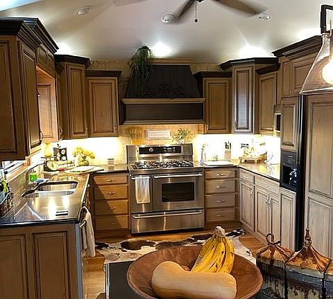 Kitchen w custom cabinets