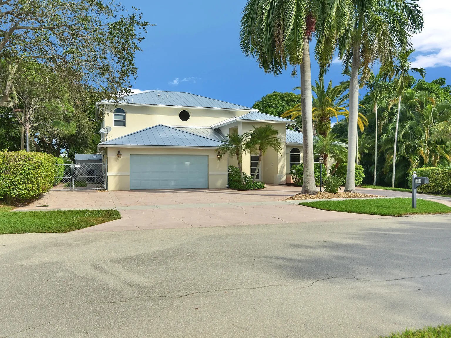 5 bed, 2.5 bath, 2920 sqft, $8,500 — Photo 2